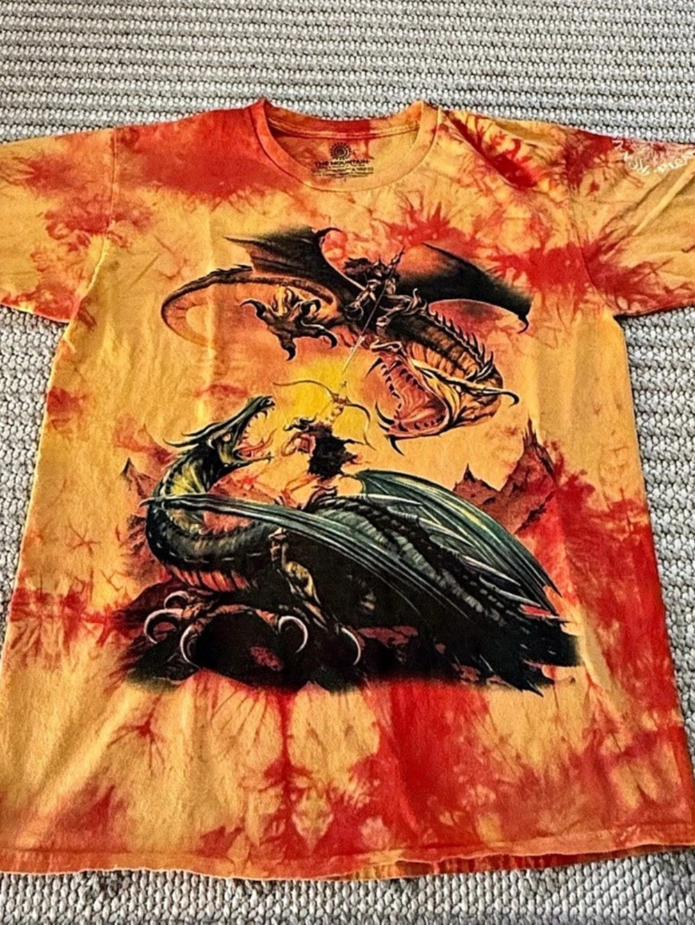 The Mountain Renaissance Pleasure Faire Dragon Battle Graphic Tee Large